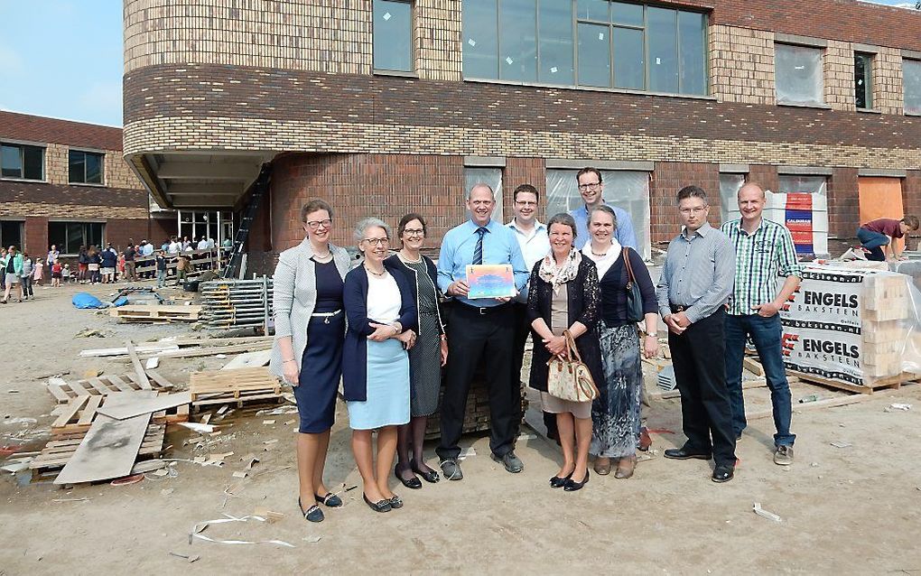 Het Schutse-comité van Barneveld samen met de directie van Rehoboth Onderwijs en Zorg voor de nieuwbouw van de scholen voor speciaal onderwijs in Barneveld.  Foto Anja van den Brink