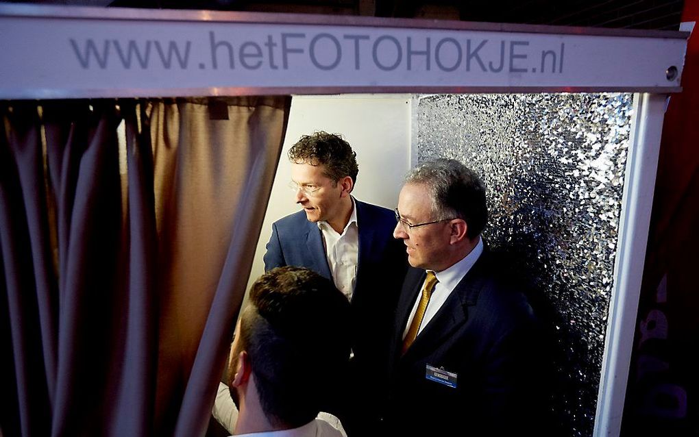 Aboutaleb en Dijsselbloem gaan samen op de foto tijdens een partijcongres. Beeld ANP