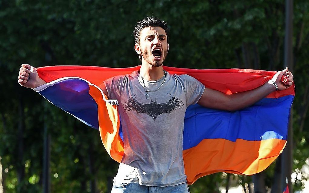 Een man met de Armeense vlag tijdens de 101e herdenking van de massamoord in 1915 op Armeniërs, op 24 april in het Zuid-Franse Marseille. beeld AFP