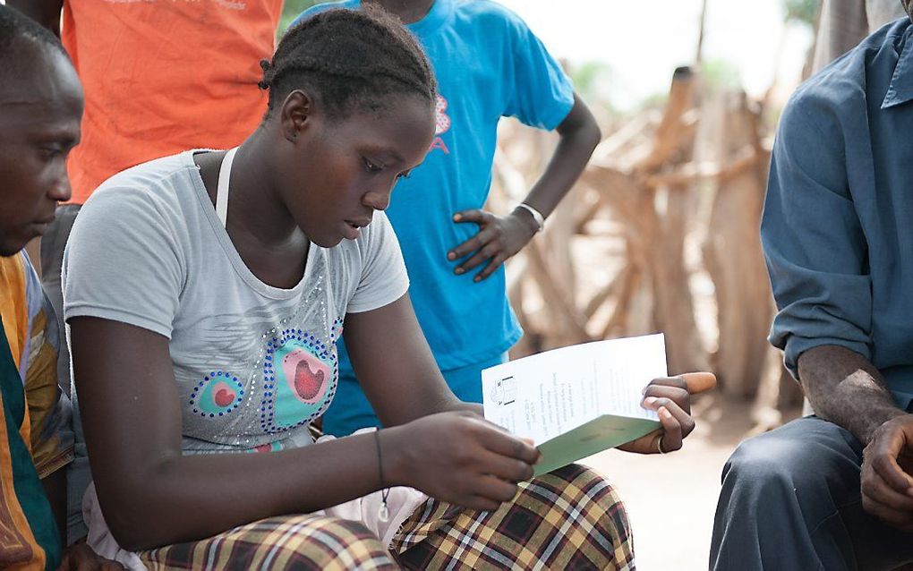 Famata uit Senegal leest een Bijbelgedeelte in haar eigen taal, het Manjak.  beeld Wycliffe, Katie Kuykendall