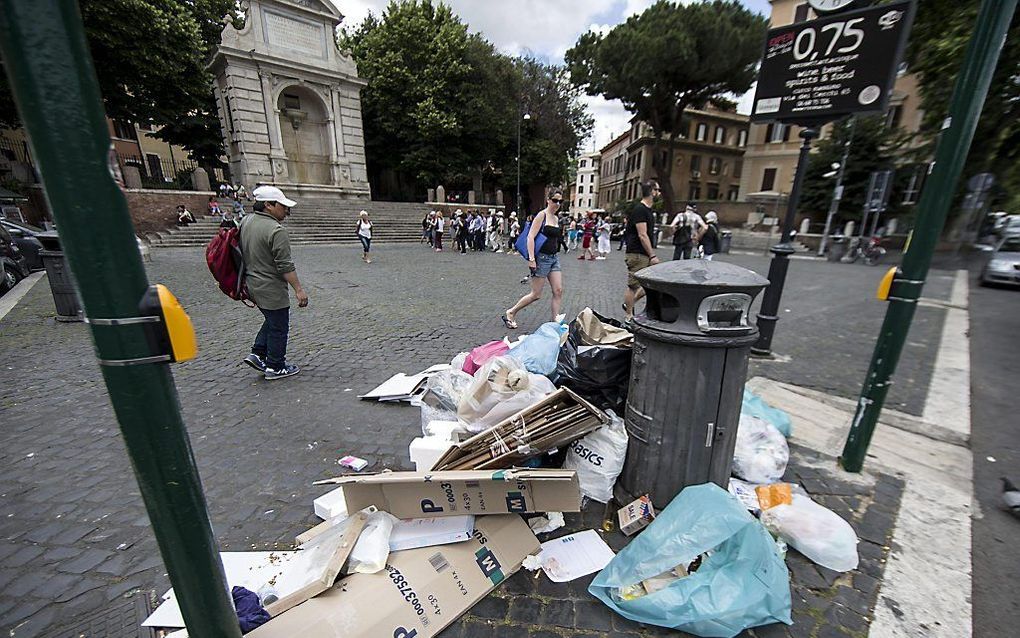 ROME. De nieuwe burgemeester van Rome staat onder andere voor de taak om het ambtenarenapparaat te hervormen. Foto: de gevolgen van de zoveelste staking van de vuilnismannen in Rome. beeld EPA, Massimo Percossi