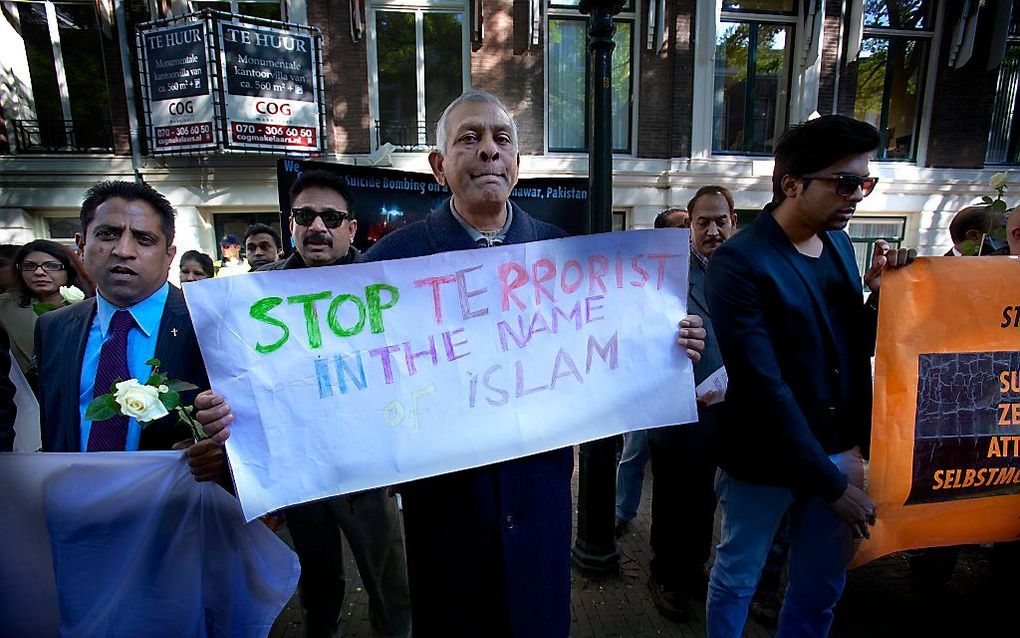 Demonstratie tegen christenvervolging in Pakistan, bij de Pakistaanse ambassade in Den Haag. beeld Sjaak Verboom