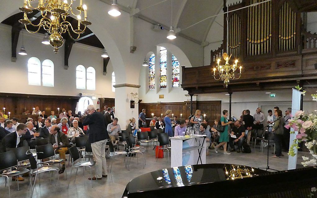 Stoelen staan schots en scheef in de Maartenskerk in Doorn. beeld RD