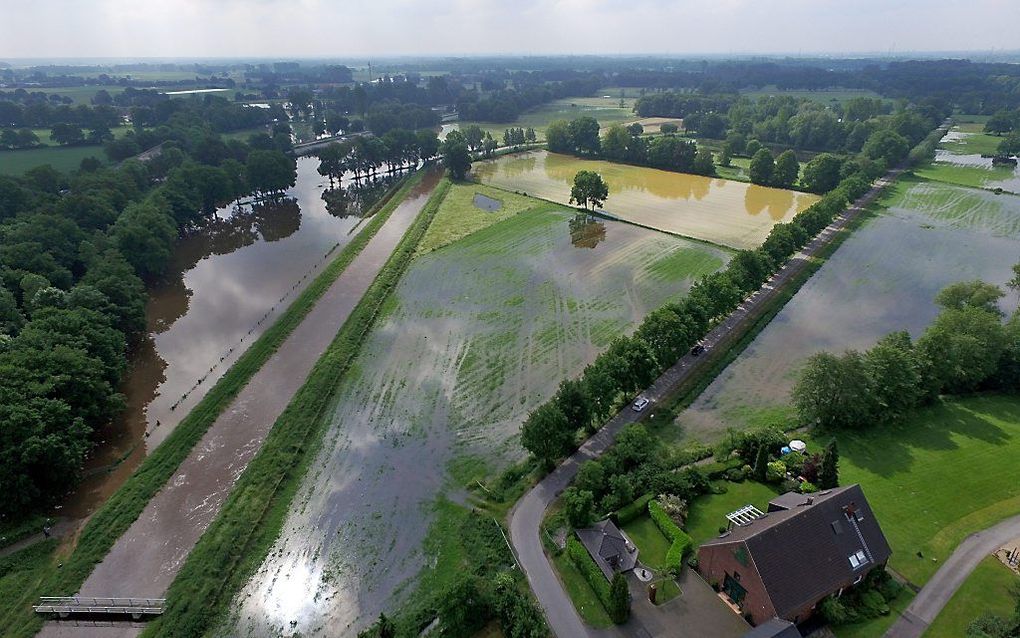 Door de hoge waterstand in Duitsland (foto) is de stroming in de IJssel, de Oude IJssel en de Berkel veel sterker dan normaal, zo waarschuwt waterschap Rijn en IJssel. beeld EPA