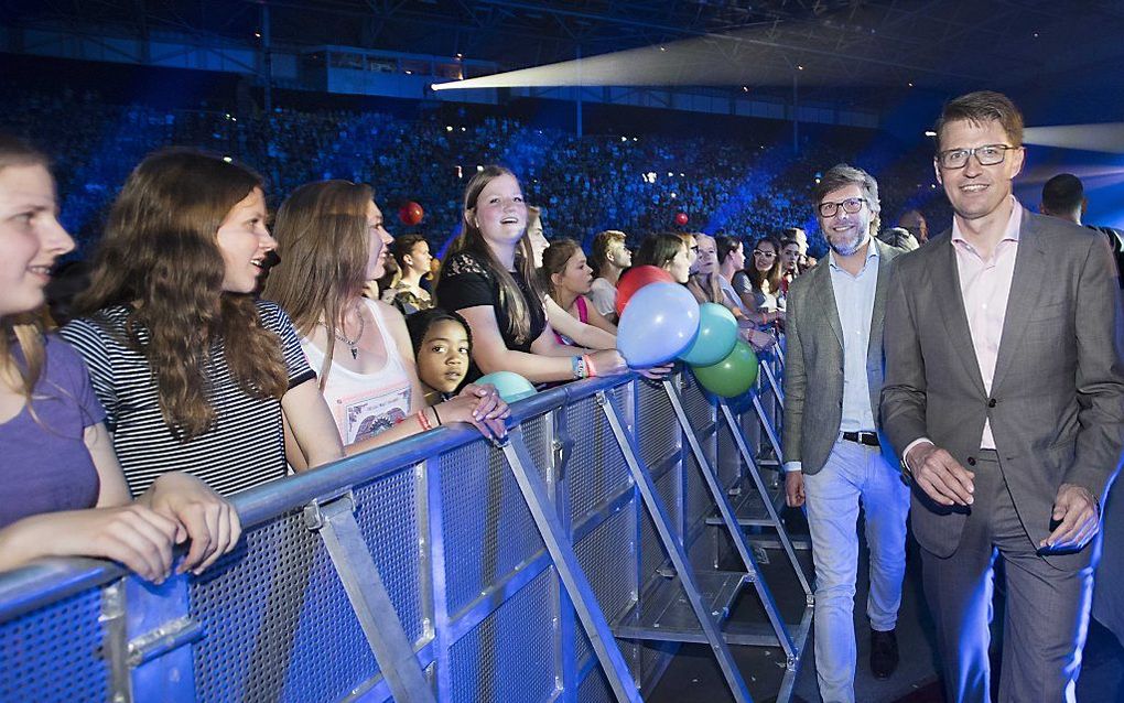 Staatssecretaris Sander Dekker van OC&W (r) en directeur EO Arjan Lock (l.) tijdens de 42ste EO-Jongerendag in het GelreDome. Beeld ANP, Piroschka van de Wouw