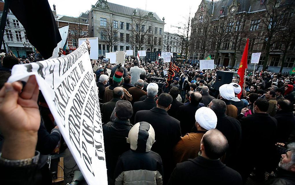 Sjiitische moslims protesteren in Den Haag tegen terrorisme. beeld ANP, Rob Keeris