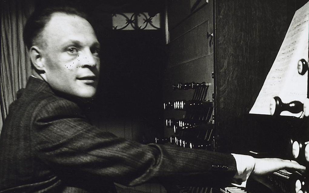 Willem Mudde in de jaren 30 van de vorige eeuw. Hier achter het orgel van zijn leermeester Jan Zwart in de hersteld evangelisch-lutherse kerk aan de Kloveniersburgwal in Amsterdam. Beeld collectie Hans Mudde