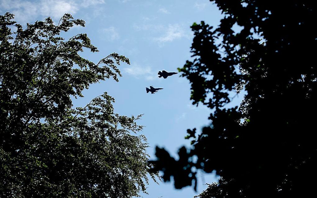 De JSF samen met een F16 boven Paleis Het Loo. Beeld ANP