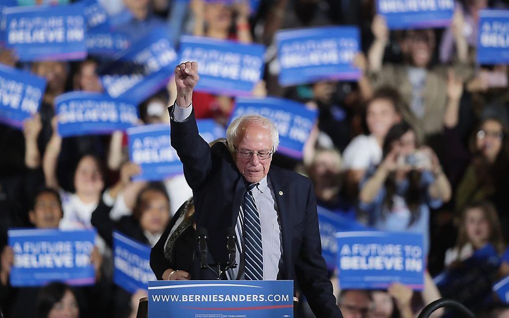 De Democratische presidentskandidaat Bernie Sanders geeft de strijd met Hillary Clinton om de nominatie nog niet op. Dat verklaarde hij nadat Clinton de dinsdag al de overwinning had geclaimd. beeld AFP