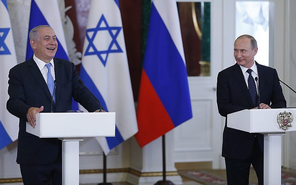 De Israëlische premier Netanyahu (l.) en de Russische president Vladimir Poetin (r.) dinsdag in Moksou. beeld EPA, Maxim Shipenkov