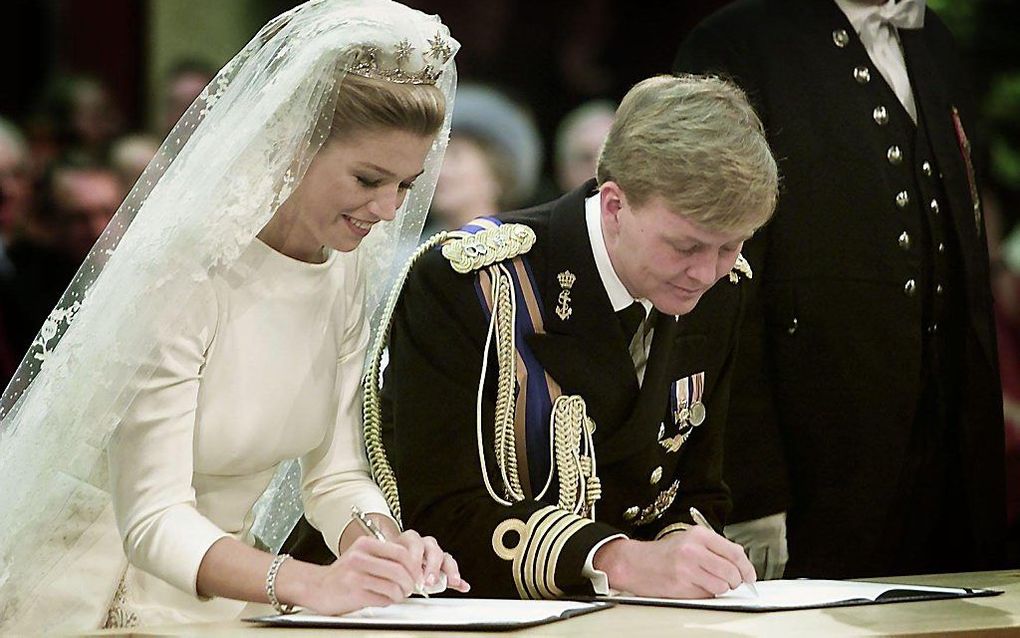 Willem-Alexander en Maxima ondertekenen de huwelijksakte. beeld ANP