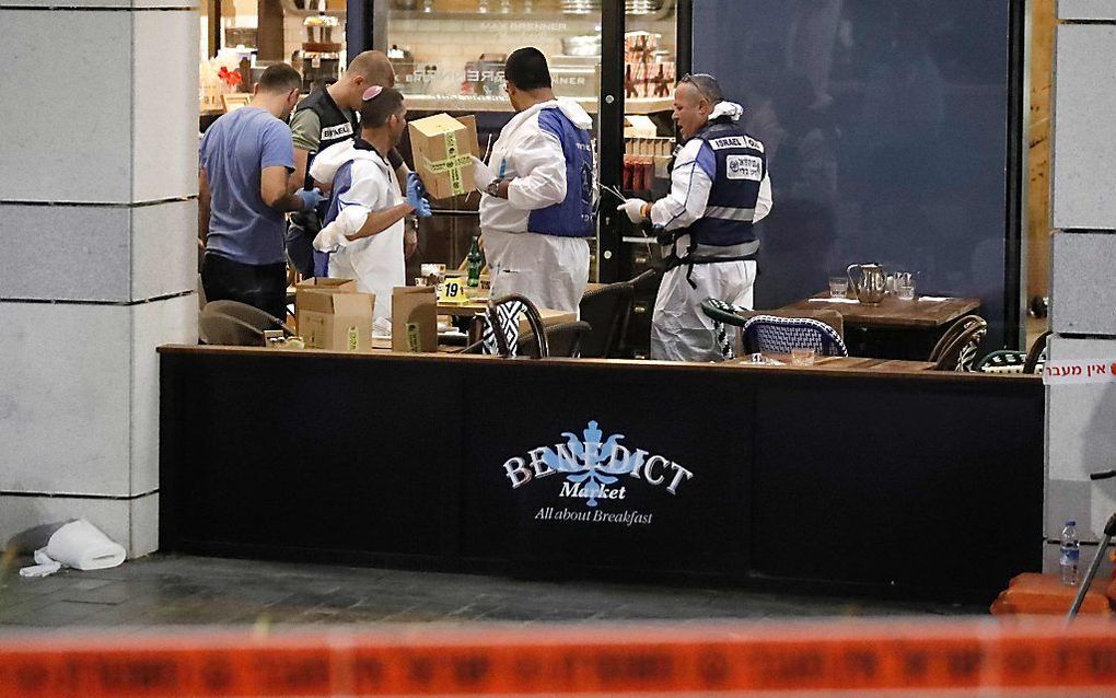 Tel Aviv. Politieagenten inspecteren een restaurant na de bloedige aanslag in Tel Aviv van woensdagavond. beeld AFP, Jack Guez