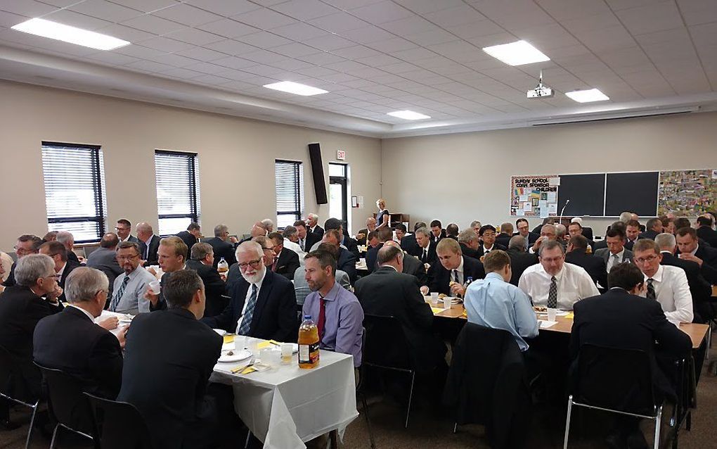 Synodeleden lunchen in een zaal bij de kerk in Dundas. beeld RD