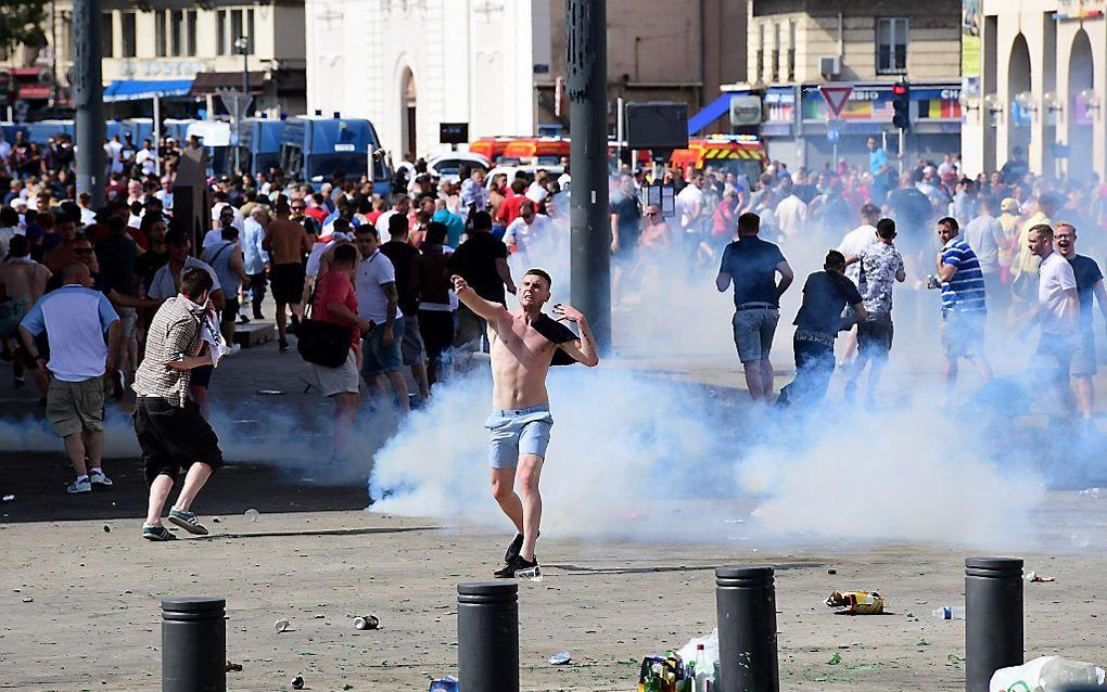 Kort voor de Europese voetbalwedstrijd tussen Engeland en Rusland is het zaterdag in Marseille opnieuw tot confrontaties gekomen tussen supporters van beide teams.  beeld AFP