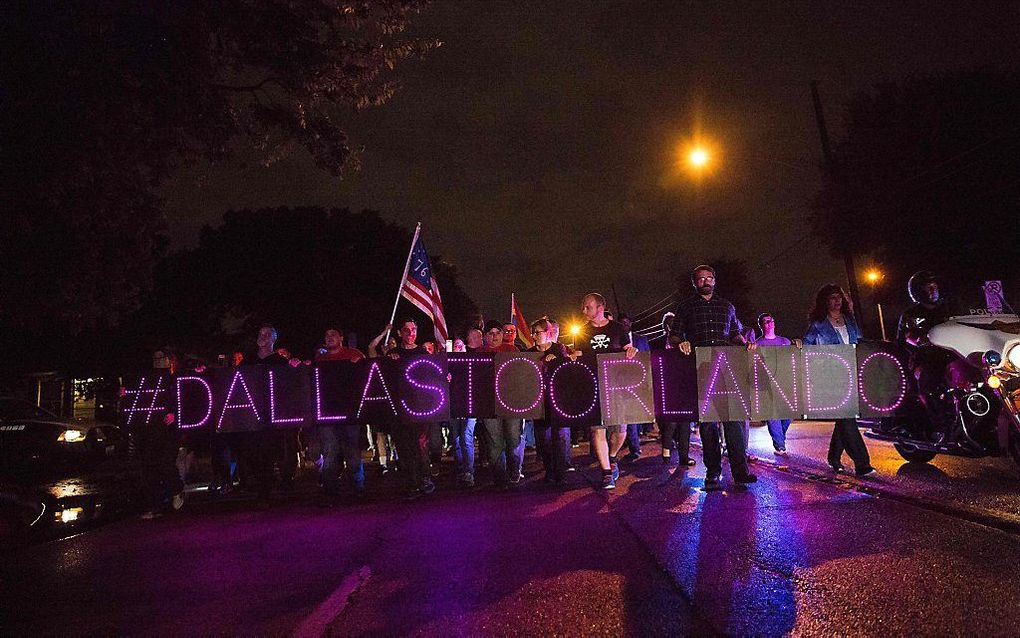 DALLAS. Inwoners van Dallas hielden vannacht een wake voor de slachtoffers van de aanslag in Orlando. beeld AFP, Laura Buckman