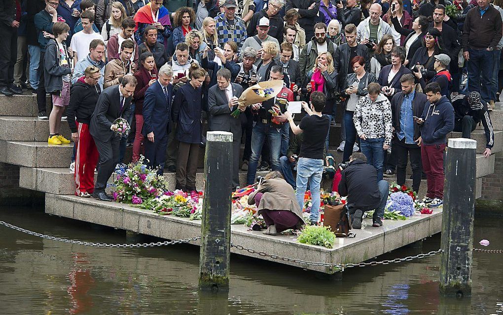 In Amsterdam zijn vanaf 19.00 uur mensen bijeen bij het Homomonument op de Westermarkt. Rond acht uur waren daar vele honderden mensen aanwezig die onder meer bloemen neerlegden en kaarsen aanstaken. Ook vicepremier Lodewijk Asscher woonde de bijeenkomst 