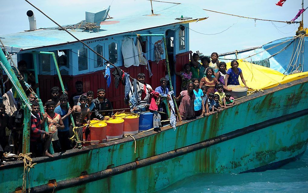 Tientallen migranten die vanuit Sri Lanka naar Australië reisden zijn gestrand in Atjeh nadat hun boot was afgebroken. beeld AFP