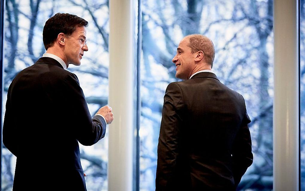 Rutte  (VVD) en Samsom (PvdA). beeld ANP, Martijn Beekman.