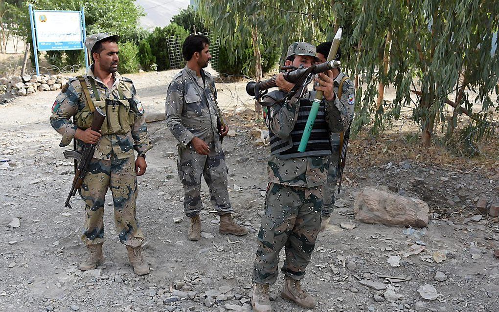 Soldaten uit het Afghaanse leger nemen woensdag hun posities in bij de grens met Pakistan. Volgens lokale media zijn drie Afghanen en een Pakistaanse soldaat om het leven gekomen tijdens een gevecht. beeld EPA