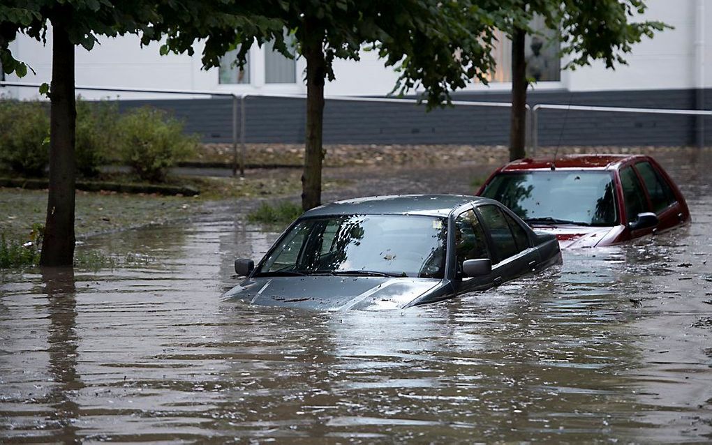 Ondergelopen auto's door hoosbuien in Zuid-Limburg. beeld ANP, Marcel van Hoorn