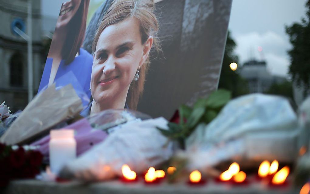 Bloemen en kaarsen bij een portret van de donderdag vermoorde Britse politica Jo Cox. Beeld AFP