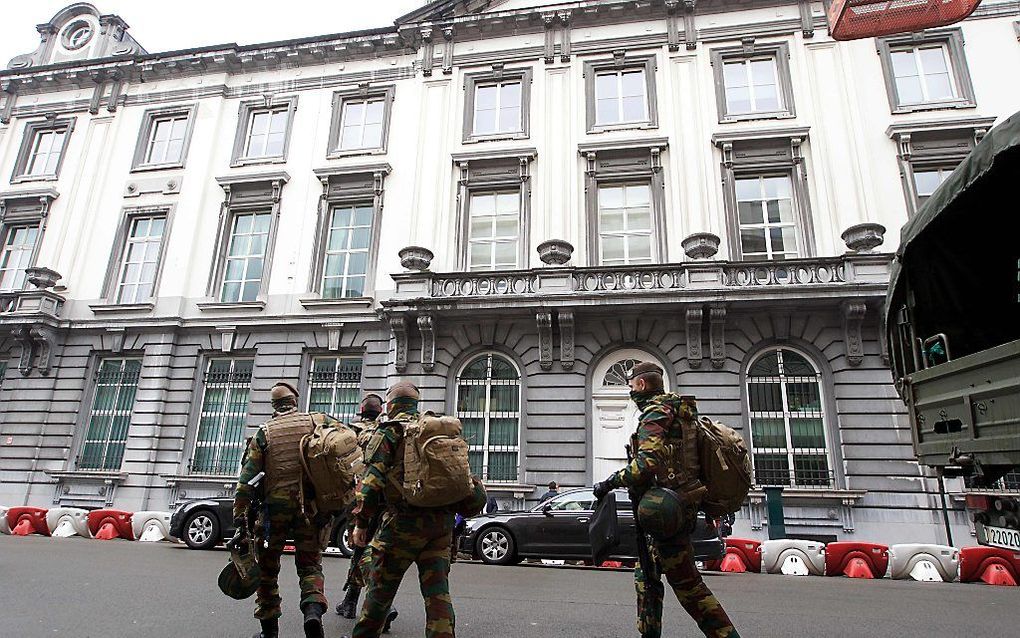 Militairen in Brussel, zaterdag. beeld AFP