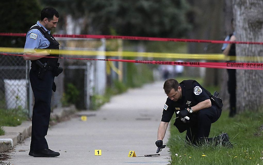 Politie op de plaats van een dodelijke schietpartij in Chicago. beeld AFP