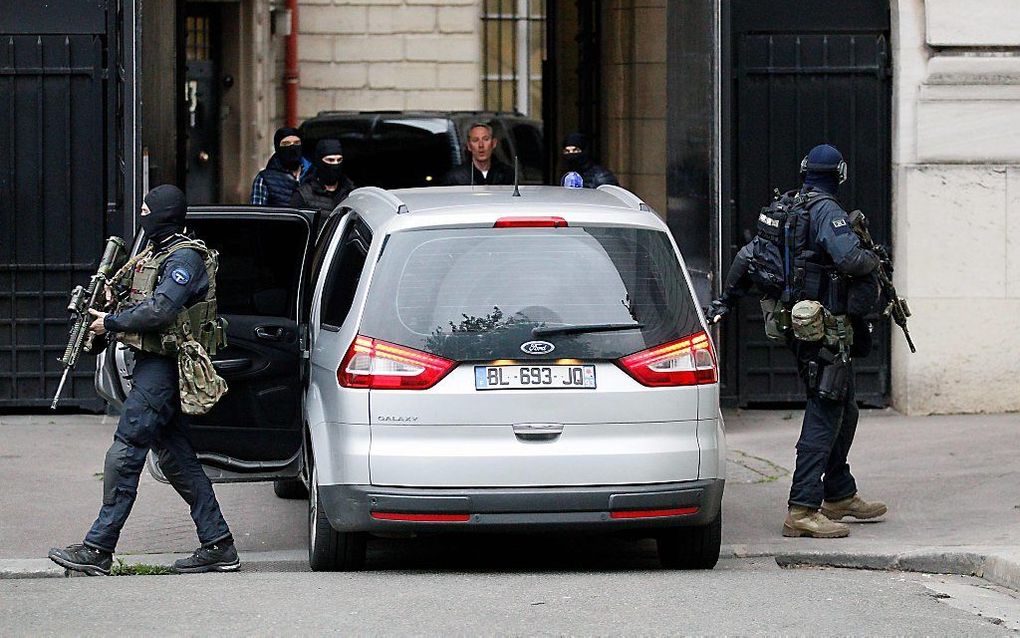 Een konvooi met daarin Salah Abdeslam arriveert bij de rechtbank. Beeld AFP