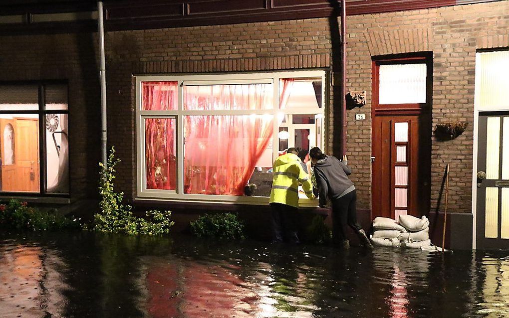 Zandzakken voor een woning in Schiedam. beeld ANP