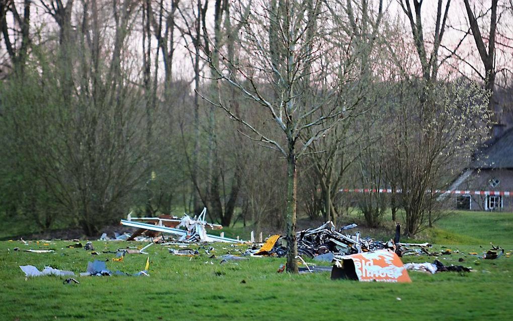 Brokstukken van het vliegtuigje. Beeld ANP