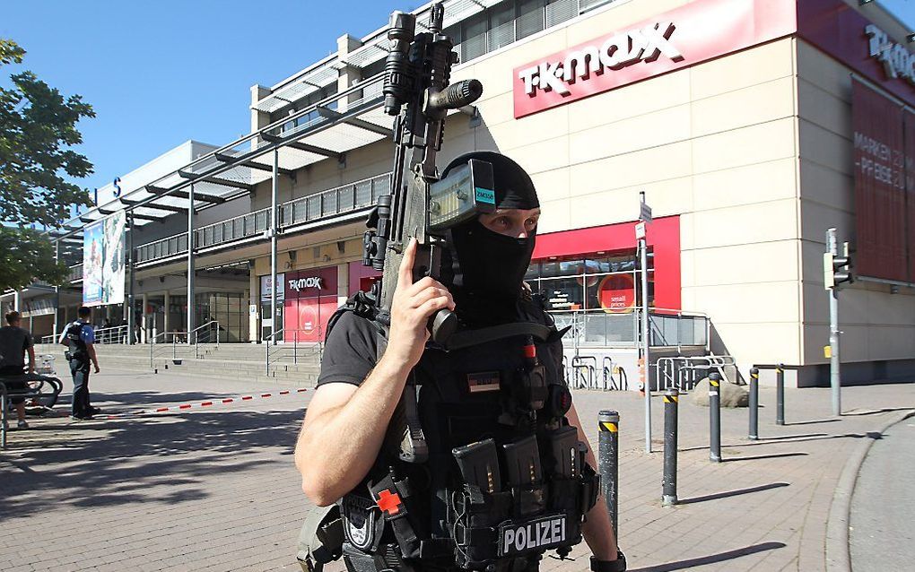 Bewapende politieman voor de bioscoop. beeld AFP