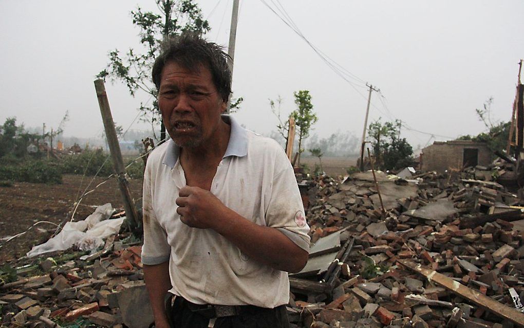 Een man tussen de puinhopen van huizen. beeld AFP