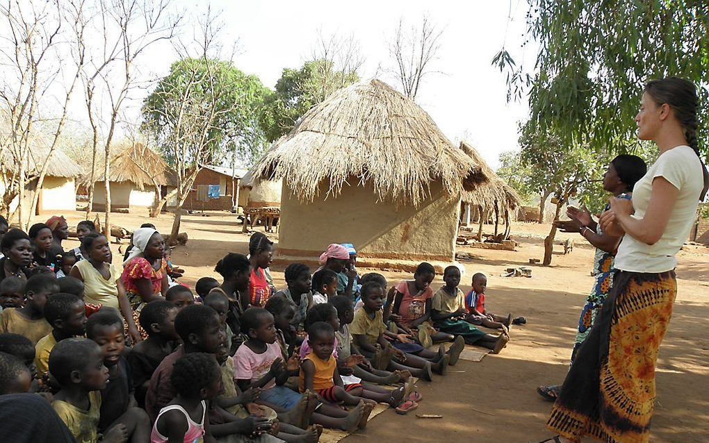 Anneke van Asselt bij kinderwerk in een dorpje in Zambia. beeld Stichting Stéphanos