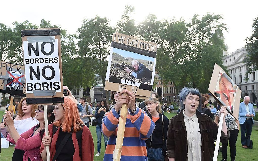 LONDEN. Jonge tegenstanders van Brexit betoogden gisteren in Londen en staken de draak met een van de prominente voorstanders, Boris Johnson. beeld EPA, Facundo Arrizabalaga