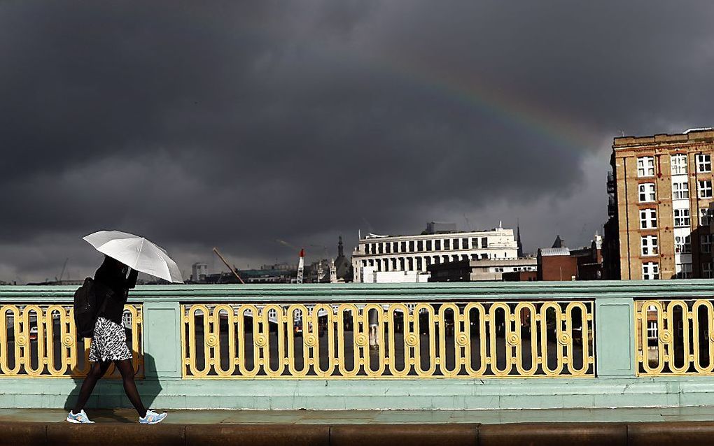 Een regenboog bij de Southwark Bridge, Londen. beeld AFP