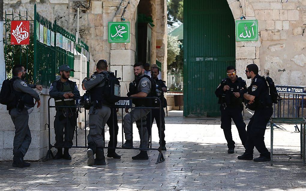 Veiligheidstroepen zijn in verhoogde staat van paraatheid in de Oude Stad van Jeruzalem. beeld AFP, Ahmad Gharabli