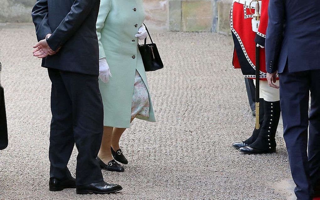 De Britse koningin Elizabeth en haar man, prins Philip, arriveren maandag bij Hillsborough Castle, ten zuiden van Belfast. beeld AFP