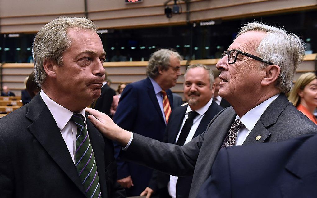 Jean-Claude Juncker (R) en Nigel Farage. beeld AFP