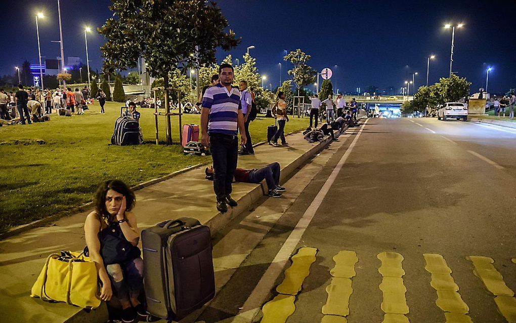 Passagiers in de nacht naar woensdag voor het vliegveld. beeld AFP