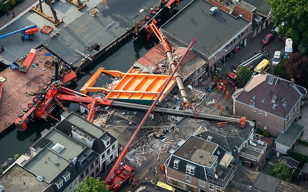 Luchtfoto van de plek aan de Hooftstraat waar twee bouwkranen met een brugdek op een aantal woningen vielen. ANP