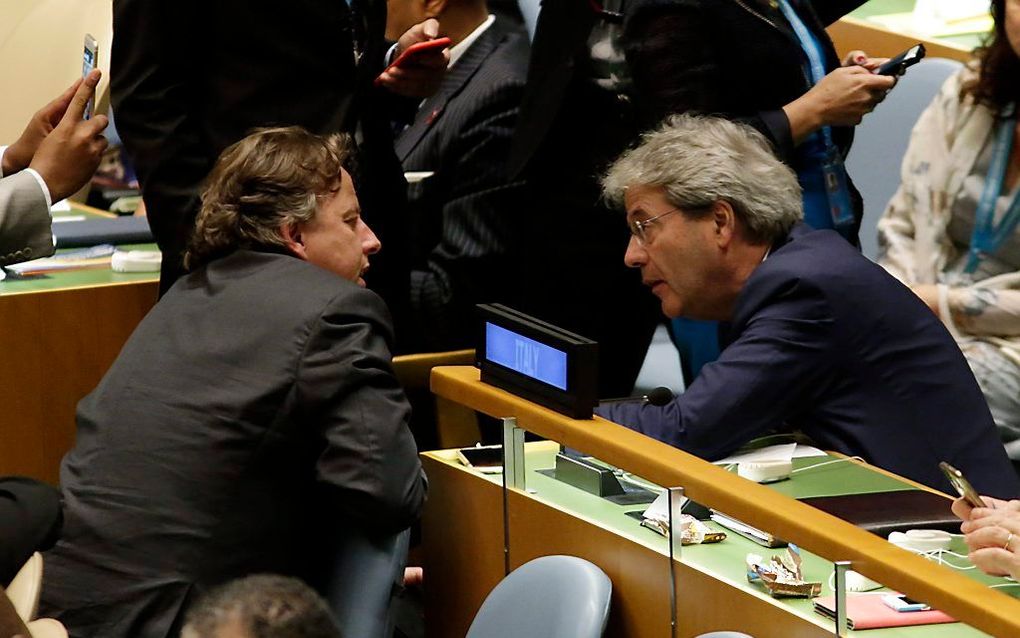 Koenders (l.) en Gentiloni. beeld EPA