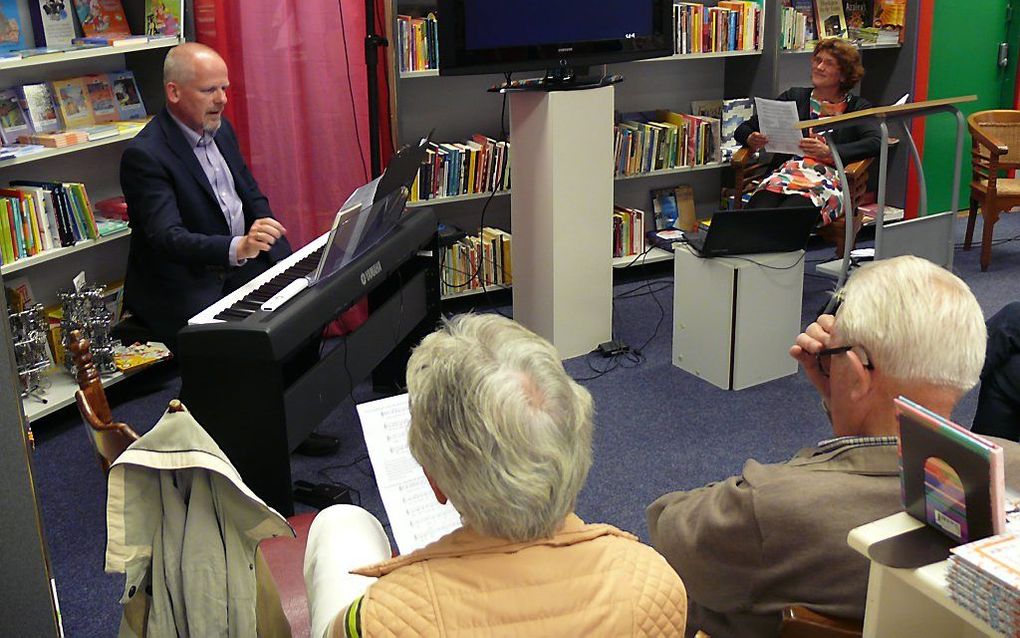 Musicus ds. F. G. aan het Rot, predikant van de gereformeerde kerk vrijgemaakt in Enschede-Oost, componeerde nieuwe melodieën voor zestien liederen van Jochen Klepper die nog niet op muziek waren gezet.  beeld RD