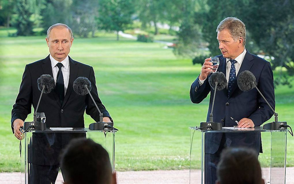 De Russsische president Vladimir Putin (L) en Sauli Niinisto van Finland (R). beeld EPA