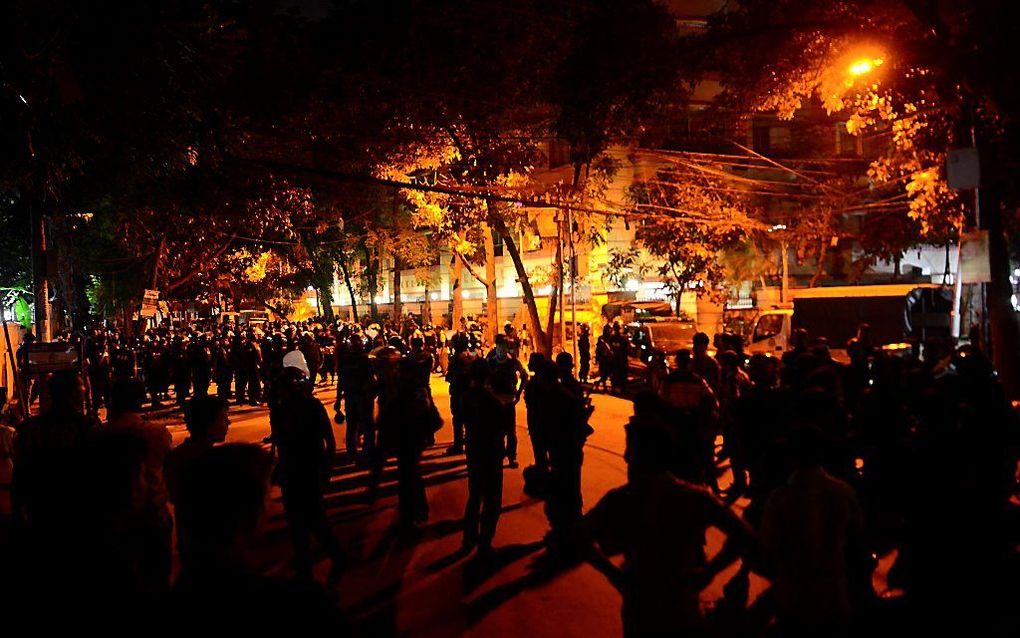 Veiligheidpersoneel bij het restaurant in Dhaka. beeld AFP