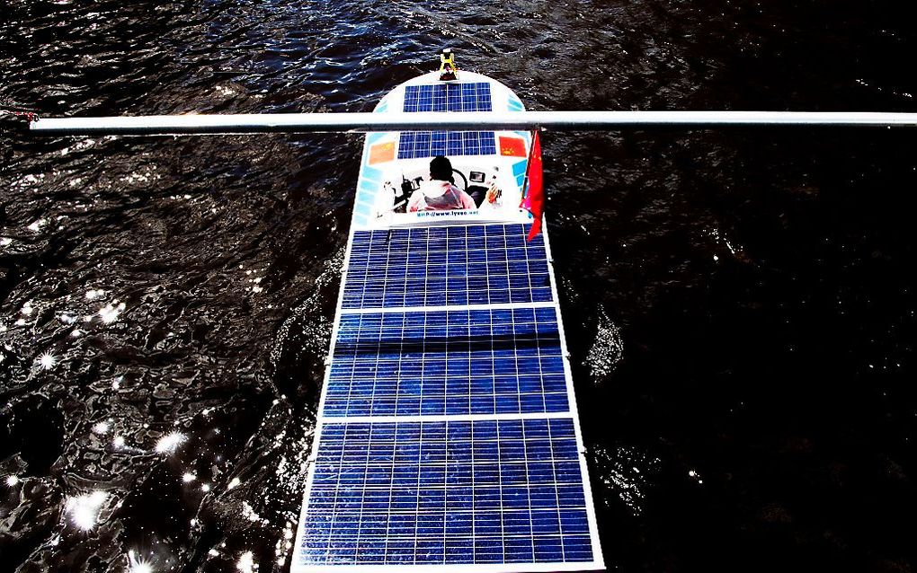 De boten van de Dutch Solar Challenge, aangedreven op zonne-energie, varen door de grachten van Amsterdam om aandacht te vragen voor duurzame energie. beeld ANP