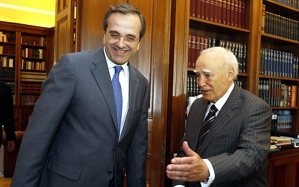 De Griekse president Karolos Papoulias (R) ontvangt maandagmiddag ND-partijleider Antonis Samaras in zijn paleis in Athene. Foto EPA