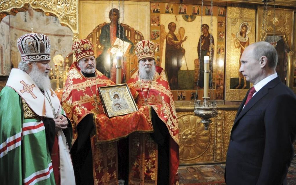 De Russisch-orthodoxe patriarch van Moskou, All Russia Kirill (l.), zegende de Russische president Poetin (r.) maandag na zijn beëdiging in een van de kerken rond het Kremlin. Foto EPA