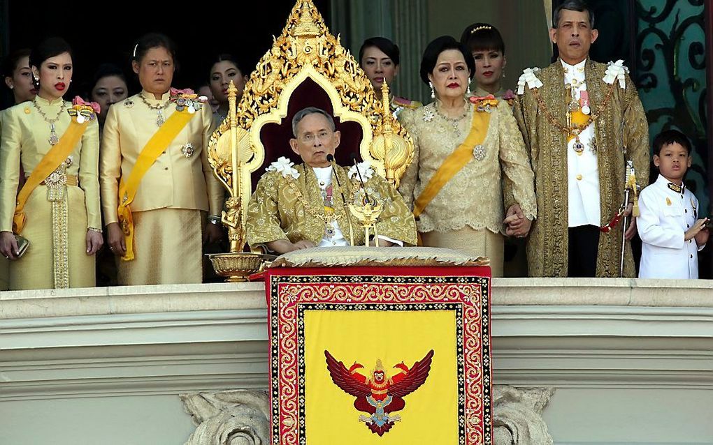 Koning Bhumibol en zijn familie. Foto EPA