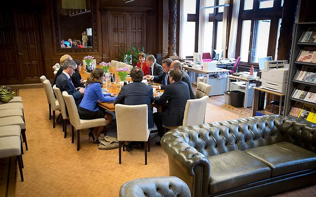 De 'Kunduz-coalitie' bespreekt de bezuinigingsplannen. Foto ANP