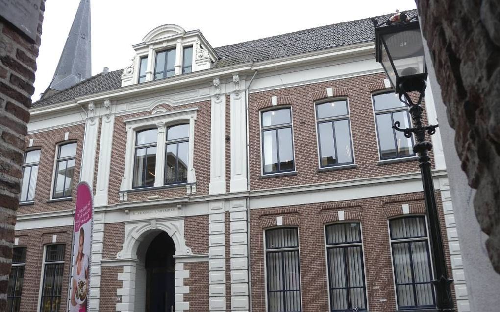 Het hoofdgebouw van de PThU-vestiging in Kampen aan de Oudestraat. Foto RD